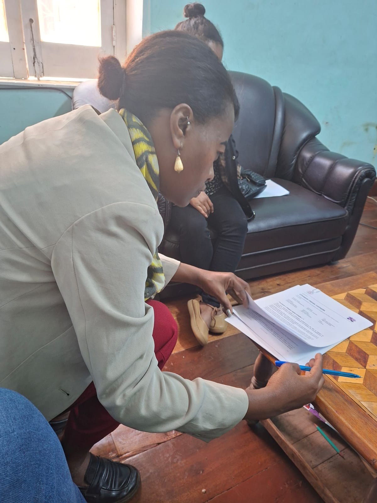 La signature de la convention de partenariat avec Akany Avoko Faravohitra autour de la table.